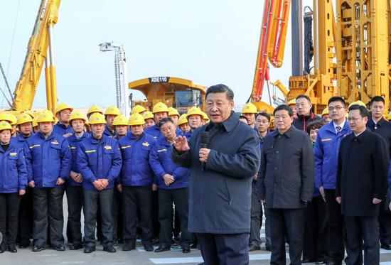 　12月12日至13日，習(xí)近平在江蘇徐州市考察。這是12日下午，習(xí)近平在徐工集團(tuán)重型機(jī)械有限公司親切看望勞動(dòng)模范、技術(shù)能手等職工代表，鼓勵(lì)他們?cè)跒閷?shí)現(xiàn)中國夢的奮斗中爭取人人出彩。新華社記者 謝環(huán)馳 攝